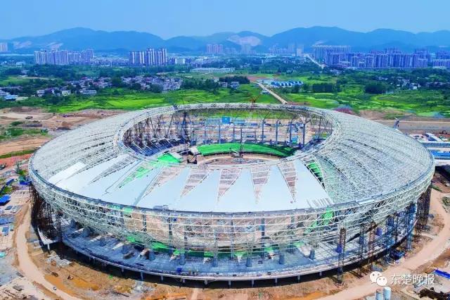 主体育场开始安装铝棚.jpg